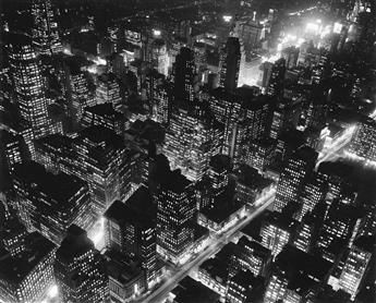 (NEW YORK AT NIGHT) A fine collection with 26 striking photographs depicting New York City at night, with luminous skylines and glisten